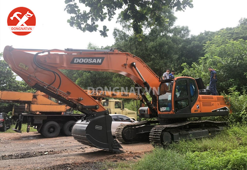 may-xuc-dao-banh-xich-doosan-cu