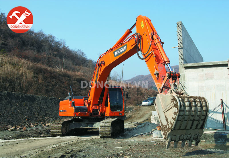 mua-ban-may-xuc-dao-banh-xich-doosan-cu